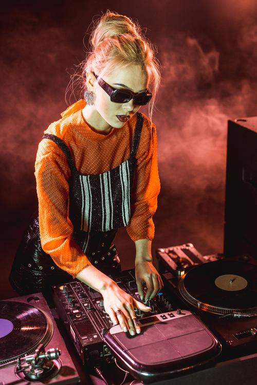 俄羅斯歌曲嗨姑娘在線聽、嗨唱轉起來俄羅斯美女唱的歌